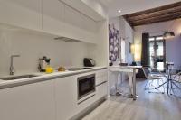 A kitchen or kitchenette at Habitat Apartments ADN