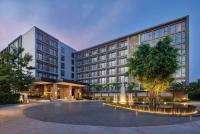 Un gran edificio con un árbol delante. en The Park Nine Hotel Suvarnabhumi - Free BKK Airport Shuttle, en Lat Krabang