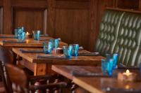 uma fileira de mesas de madeira com copos azuis sobre elas em The Hope and Anchor Pub em Barton upon Humber