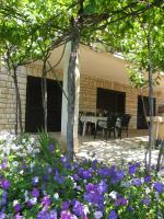 Vonkajšia záhrada v ubytovaní Apartment Petrinic V
