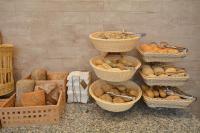 Royal Grand Hotel and Spa - All Inclusive and Free beach accsess في كافارنا: مجموعة من السلال المليئة بالخبز والخضراوات