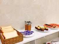 ホーチミン・シティにあるソレックス ホテルのテーブルの上に盛り付けられた料理とデザート