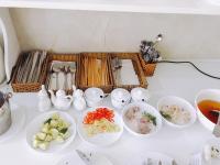 ホーチミン・シティにあるソレックス ホテルの食べ物の皿やボウルが置かれたテーブル