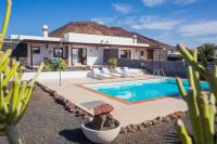 The swimming pool at or close to Eslanzarote Villa Caracola, Super Wifi, Sat tv