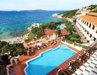 Una vista aérea de un complejo turístico con piscina. en Grand Hotel Smeraldo Beach, en Baja Sardinia
