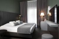 A bed or beds in a room at H&ocirc;tel Diana Dauphine