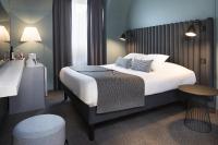 A bed or beds in a room at H&ocirc;tel Diana Dauphine