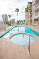 Der Swimmingpool an oder in der Nähe von Grand Beach Resort Penthouse 1