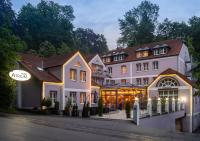 パッサウにあるHotel Atrium Garniの店の前にある大きな建物