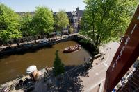 Uitzicht op een rivier vlak bij het hotel