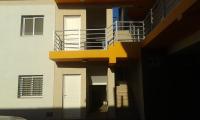 Un edificio con un balcón en el lateral. en Alto del Bono, en San Juan