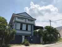 una casa blanca con una valla delante en Buntong Homestay -Rooms Only, en Ipoh