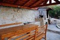 Patio lub wspólna przestrzeń na świeżym powietrzu w obiekcie Apartmani Blaslov