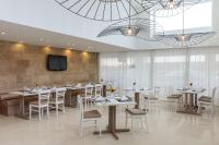 Televízia a/alebo spoločenská miestnosť v ubytovaní Best Western Plus Hotel Plaza