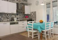 Kuchyňa alebo kuchynka v ubytovaní Apartmani Palmas Rijeka