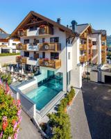 Bazén v ubytovaní Hotel Bergblick 4 Sterne Superior alebo v jeho blízkosti