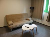 - un salon avec un canapé et une table dans l&#39;établissement Résidence Thermale du Parc, à Ornolac-Ussat-les-Bains