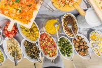 里乔内阿德菲酒店的桌子上摆满了各种食物