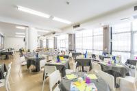 里乔内阿德菲酒店的宴会厅里摆放着桌椅，铺着灰色桌布。