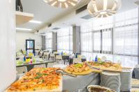 里乔内阿德菲酒店的一家自助餐厅，几张桌子上摆满了食物。