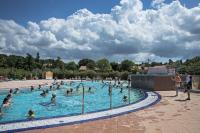 Bazén v ubytování Holiday Centre Bi village nebo v jeho okolí