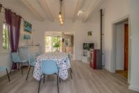 Televízia a/alebo spoločenská miestnosť v ubytovaní Empurialola -Encantadora Casa con jardin cerca del centro -142