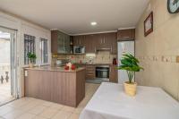 Kuchyňa alebo kuchynka v ubytovaní Empurialola -Encantadora Casa con jardin cerca del centro -142