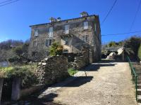 an old stone building on the side of a road at Appartement 2 chambres A Casa De Giovanni à Pietra-di-Verde en Haute-Corse in Pietra-di-Verde