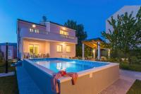 Bazén v ubytovaní Villa Sweet Home Marija With Heated Pool alebo v jeho blízkosti