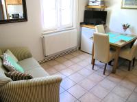 Televízia a/alebo spoločenská miestnosť v ubytovaní Apartments Oribella