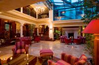 eine Lobby mit Stühlen, Tischen und einem Kamin in der Unterkunft Meduza Hotel &amp; Spa in Mielno