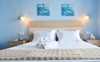 Łóżko lub łóżka w pokoju w obiekcie Hotel Manthos Blue