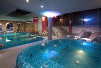 Bazén v ubytování Wellness Hotel Windsor nebo v jeho okolí