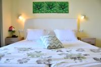 Łóżko lub łóżka w pokoju w obiekcie Hotel Manthos Blue