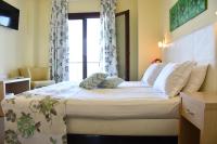 Łóżko lub łóżka w pokoju w obiekcie Hotel Manthos Blue
