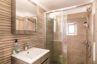 A bathroom at Mitropolis Old Town Apartment