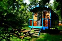 a small house with a picnic table in the grass at La Maison de l&#39;Omignon in Vermand