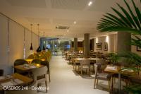 Un comedor con mesas y sillas en un restaurante. en Caseros 248 Hotel, en Córdoba