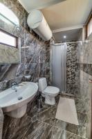 Koupelna v ubytování Apartcomplex Golden Bay