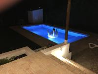 Bazén v ubytování Villa Zen - beautiful private pool-heating option, hot tub, beautiful garden nebo v jeho okolí
