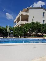 Bazén v ubytovaní Apartment Petrinic V alebo v jeho blízkosti