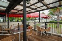 un patio con mesas y sillas en una terraza en The Surrey Hotel, en Auckland