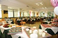 Reštaurácia alebo iné gastronomické zariadenie v ubytovaní Hotel Verdemare