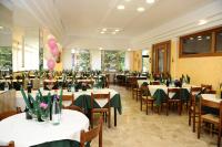 Reštaurácia alebo iné gastronomické zariadenie v ubytovaní Hotel Verdemare