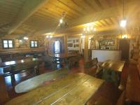 Restauracja lub miejsce do jedzenia w obiekcie Chata z bali Bukowina