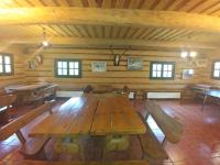 Restauracja lub miejsce do jedzenia w obiekcie Chata z bali Bukowina
