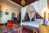 A bed or beds in a room at Zen Alacati Hotel