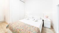 A bed or beds in a room at Central Luxury- SSHousing
