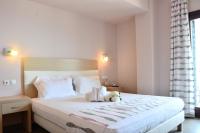 Łóżko lub łóżka w pokoju w obiekcie Hotel Manthos Blue