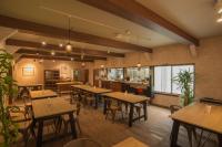 草津町にある草津温泉 永田屋の木製のテーブルと椅子とカウンターのあるレストラン